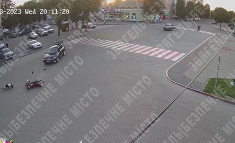 Автівка збила в центрі Звягеля мотоцикліста: відео з камери відеоспостереження