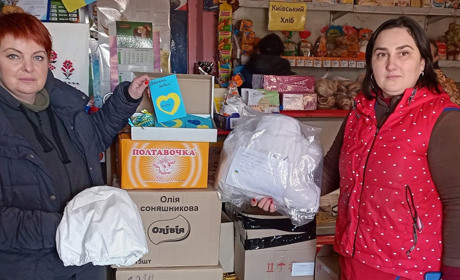 Переяславська школярка виготовляє листівки для воїнів: їх разом з допомогою передають на фронт