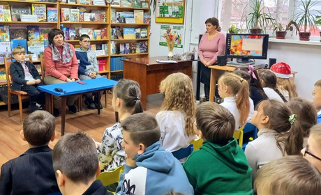 У бібліотеці пройшов урок патріотизму «Волонтери – за покликом серця!»