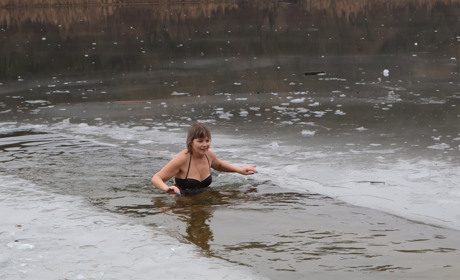 Пірнали попри холод: Водохреще на міському пляжі Південноукраїнська