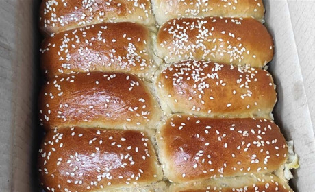 Пиріжки, вареники, маскувальні сітки, устілки: чим допомагають захисникам Посухівка і Антонівка