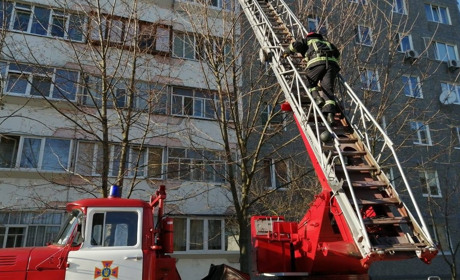 У Вараші врятували дворічну дитину, яка була замкнена у квартирі