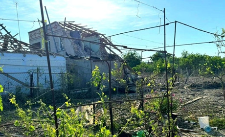 На Херсонщині через ворожі обстріли пошкоджені житлові будинки, стільникова вежа, автівка