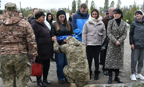 Боронив Україну та мріяв про світле майбутнє доньки: южноукраїнці попрощалися з Василем Вознюком