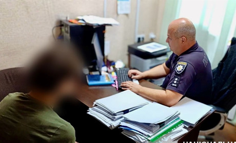 В Одесі підліток у військовій формі з іграшковим пістолетом пограбував перехожого