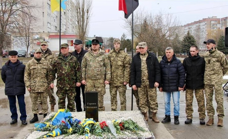 Слава героям! У Нетішині вшанували українських добровольців