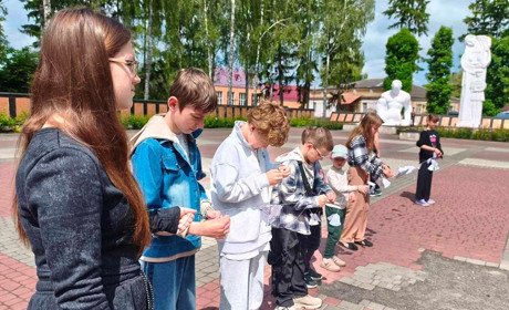У Старокостянтинівській громаді вшанували пам’ять дітей, чиє життя забрала війна