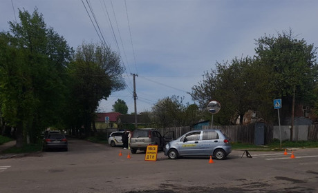 У Глухові сталася ДТП за участі навчального авто та легковика