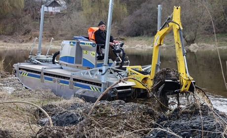Амфібія Truxo у Звягелі почала чистити річку Случ від порослей та мулових відкладень