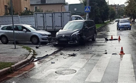Потрійна ДТП у Чернігові: без постраждалих, але із розбитими автівками