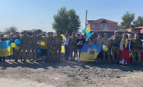 У Миколаївці з караваєм та піснями зустрічали штурмову бригаду (ВІДЕО)