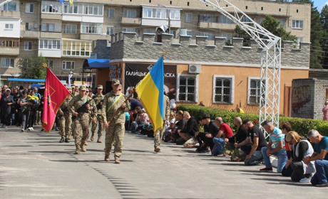 Не дожив до 20! Славута на колінах прощалася з Героєм Сергієм СИЩУКОМ