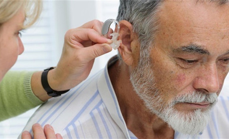 Слухові апарати для літніх людей – що варто знати?