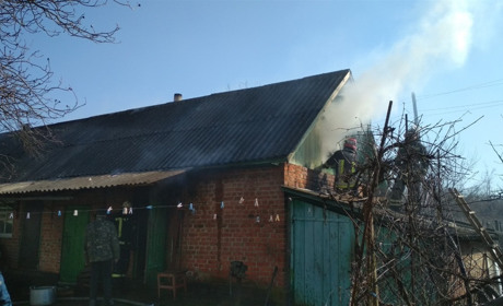 В Барському районі пожежники гасили господарчу будівлю