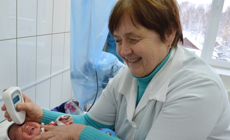Італійці подарували корюківській лікарні веносканер, білітест і лампу для фототерапії