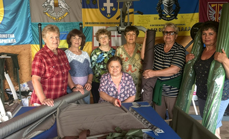 Невидимий фронт жіночих рук: як волонтерки з Цибулевого плетуть сітки для військових