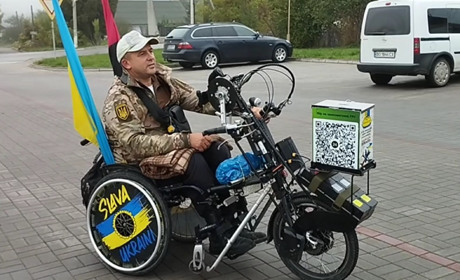 1200 кілометрів надії: у Сатанів приїжджав незламний волонтер Сергій Цитриков