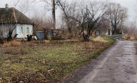 Звивається стежиночка до рідного села…