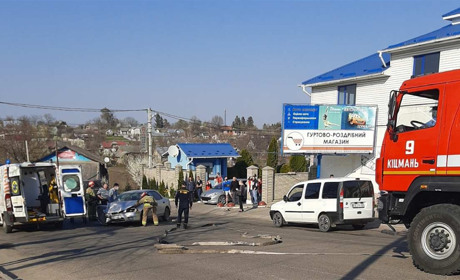 У Кіцмані зіткнулося два легкових автомобілі — фото