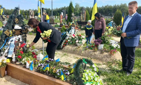 Пам’ятаємо, шануємо, вклоняємося... У Нетішині вшанували Героїв, які віддали життя за Україну