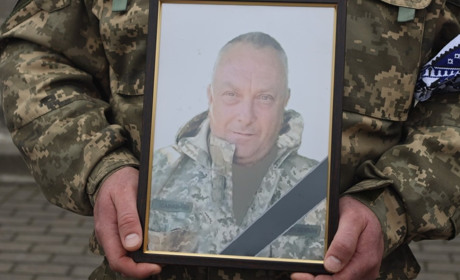 Чергова втрата на війні: в останню путь у Смілі провели воїна та захисника Ігоря Савицького