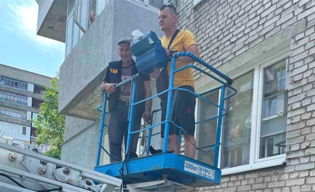 Працівники житлокомунсервісу врятували собаку, яку господарі залишили на тривалий час одну