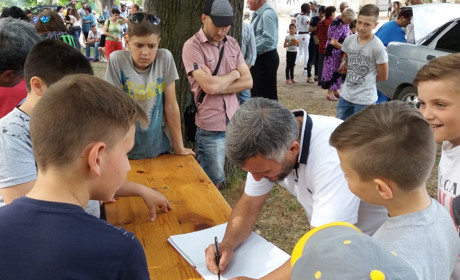 Крымскотатарский праздник закончился состязаниями борцов: победителей ждали живые призы