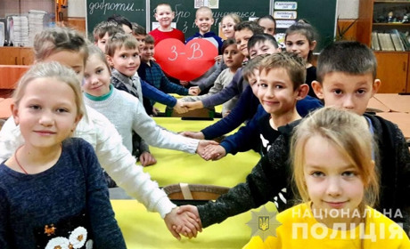 Вчимось разом із херсонськими школярами робити «поліцейські» валентинки. Тримайте кілька лайфхаків