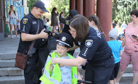 Посидіти за кермом авто та приміряти бронежилет: кагарлицькі поліцейські подарували дітям свято