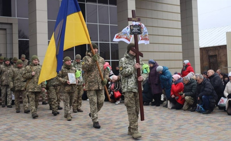 Громада Сміли прощалася із захисником Віталієм Микитенком