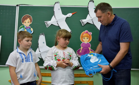 У Жмеринській громаді діти-переселенці отримали подарункові рюкзаки від БФ «МХП-Громаді»