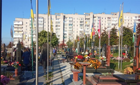 Почастішали випадки вандалізму: на військовому кладовищі у Житомирі встановлять спостережний пост
