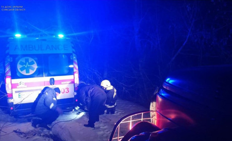 Білопільська ОТГ: рятувальники допомогли медпрацівникам відбуксирувати карету «швидкої»