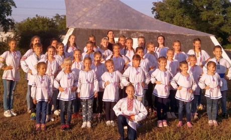 Вихованці Осипенківського Будинку культури привітали всіх із Днем вишиванки 