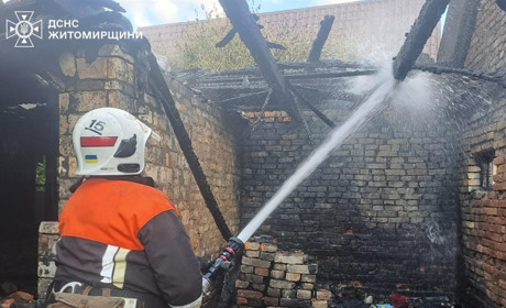 На пожежі на Звягельщині в житловому будинку рятувальники виявили загиблого чоловіка