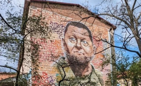 У Києві кілька днів тому відкрили великий мурал із Залужним, але його вже вирішили перенести