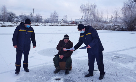 Тонка крига. Володимирецькі рятувальники нагадали рибалкам правила безпеки на льоду