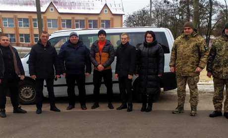 Бюджетники і підприємці з Локницької тергромади купили авто для ЗСУ. Воно не перше з лютого