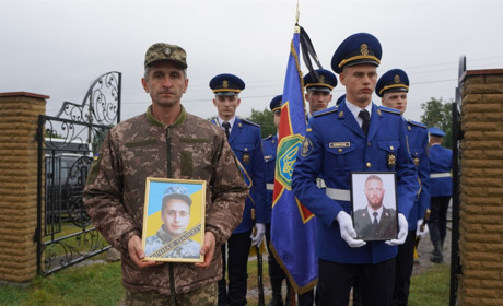 У Переяславі попрощалися із двома захисниками, які загинули на війні. Героїв поховали поряд ВІДЕО