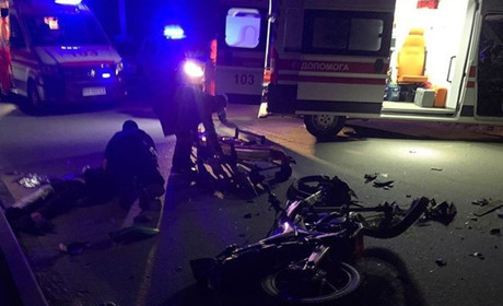 Слідчі встановлюють обставини ДТП, у якій травмувались водій мотоцикла і його пасажир
