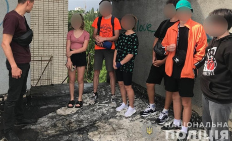 Чи безпечно відпочивають підлітки в Херсоні: поліція перевіряла навіть на даху покинутого готелю
