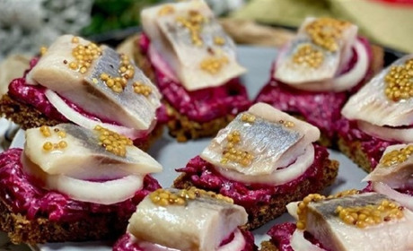 Рецепт дня: канапки з оселедцем і буряком