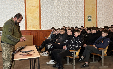 «Бути готовими до всього»: у Сарнах провели урок із військової справи