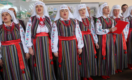 Старокостянтинівський хор «Доброслав» зустрів Новий рік у нових костюмах