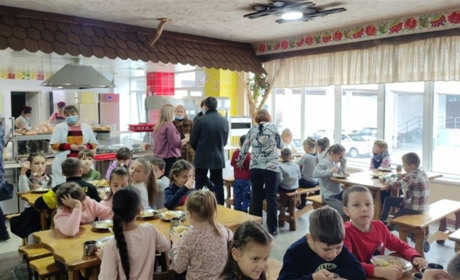 Експертна група батьків золотоніських гімназистів скуштувала шкільний обід. Їм сподобалося