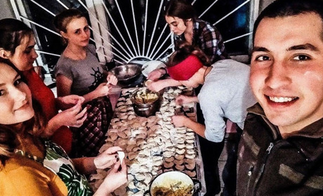 Півтори тисячі вареників для захисників кременецькі активісти наліпили за вечір