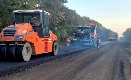 Триває ремонт дороги за маршрутом: Корець-Славута-Антоніни