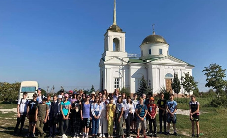 Приморські гімназисти відзначили 1 вересня екскурсією до найстарішого храму Запорізької області