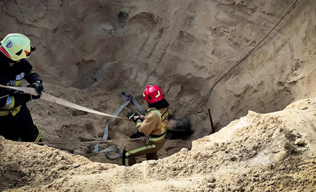 Нетішинські рятувальники вилучили з-під землі тіло чоловіка