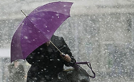 В Україну знову йдуть сильний вітер, опади та налипання мокрого снігу